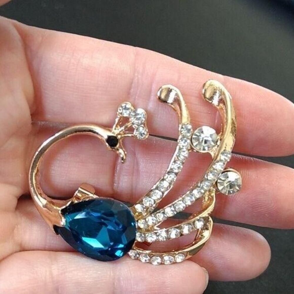 Gold tone peacock brooch blue rhinestone - Picture 8 of 8